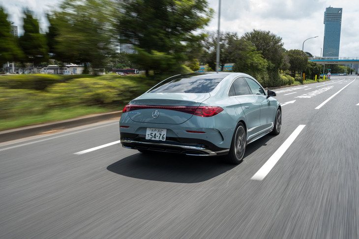 「CLA220」の燃費（WLTCモード）は20.2km/リッター。出力を抑えた下位グレード「CLA180」でも20.3km/リッターと、大きな差にはなっていない。