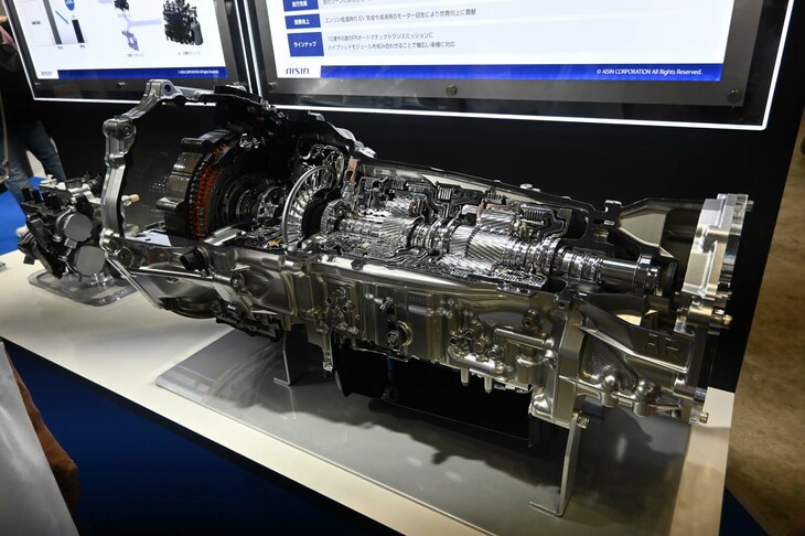 こちらは「FR1モーターハイブリッドトランスミッション」。FRおよびFRベースの4WD車用トランスミッションの前方に、駆動用モーターとクラッチからなるハイブリッドモジュールを配置したものだ。