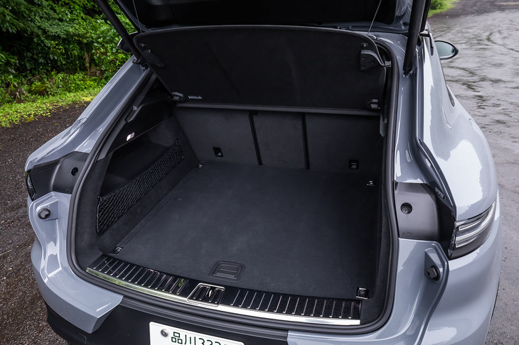 荷室容量は5人乗車の通常使用時で549リッター、後席背もたれを前方に倒すと最大1464リッターに拡大できる。荷室床面には「ブルメスターハイエンド3Dサラウンドサウンドシステム」用のサブウーファーが組み込まれている。