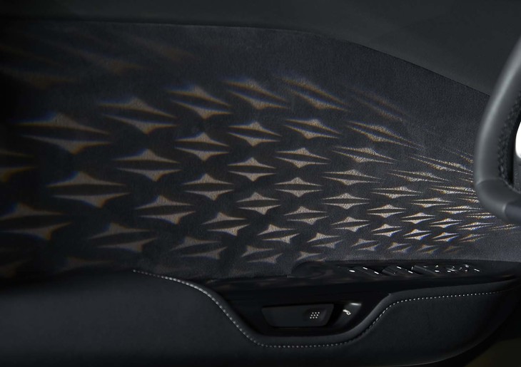 ドアの開閉時にドアトリムに投影された光の陰影が変化するイルミネーションは世界初採用の装備とされている。