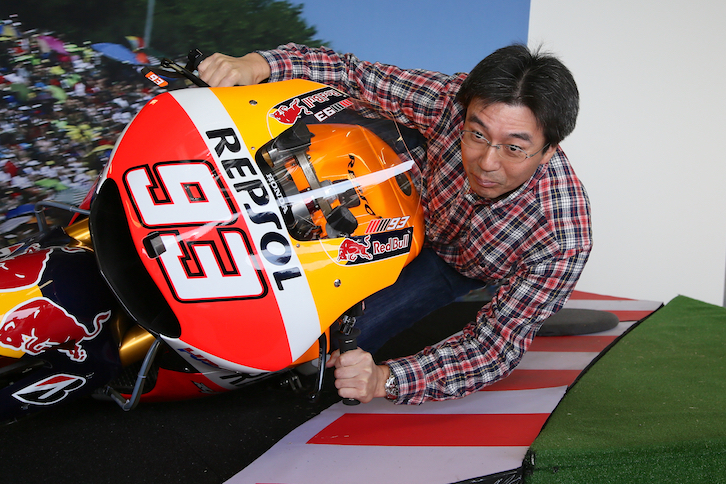 MotoGPのコーナリングを体験するコーナー。60度のバンク角は姿勢を維持するのが大変。