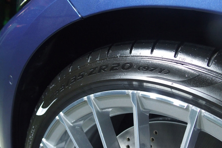 BMWアルピナB4グランクーペ（タイヤ）