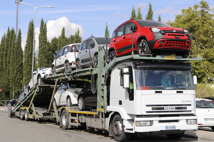 こちらにはクロスオーバーモデル「パンダ クロス」も交じっているので、車体色のバリエーションが若干増している。2020年9月に撮影。