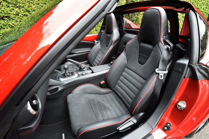 「RS」にはレカロシートが標準で備わる。シートバックとクッションにアルカンターラを、サイド部にはナッパレザーを使用している。