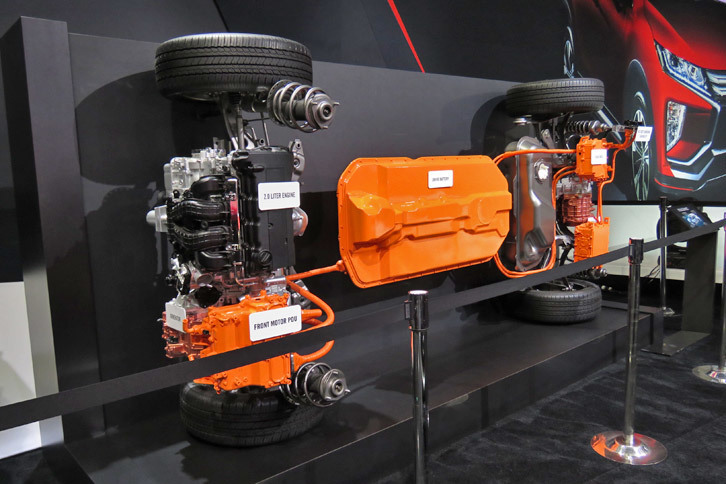 「三菱アウトランダーPHEV」のランニングシャシー。