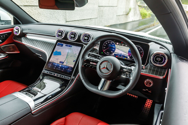 ダッシュボードのデザインは最新の「Cクラス」を踏襲。オープンポアウッドのトリムやBurmesterの3Dサラウンドサウンドシステムなどは「レザーエクスクルーシブパッケージ」としてまとめてオプション設定されている。