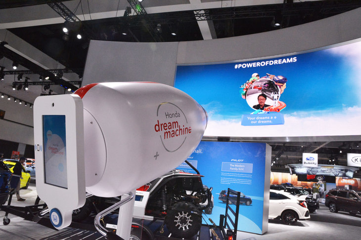 ホンダブースのお楽しみ展示。ジェットエンジンを模した展示物で自分の写真を撮影すると、会場内のモニターに大写ししてくれる。