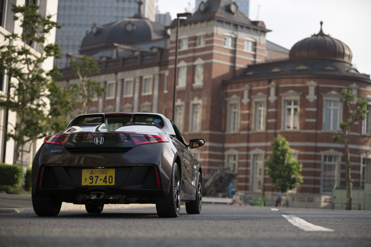 落ち着いた色合いの「ベルベットマルーン・メタリック」のボディーカラーが、クラシックなたたずまいの東京駅とよくなじむ。