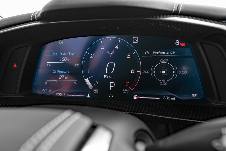 車速やエンジン回転数はもちろん、タイヤの空気圧や前後左右の加速度、ラップタイムなどの表示機能も備えた12インチのデジタルメーターパネル。選択されたドライビングモードに応じて、表示内容やデザインが切り替わる。