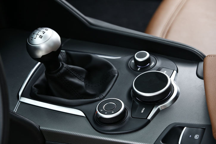 欧州では「クアドリフォリオ」を含めたすべてのグレードに6段MT仕様が設定される。ただしハンドル位置は左のみ。