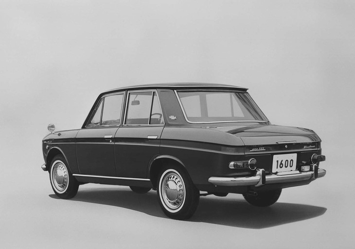 410型のウエストラインは、前期型が後部に向かってなだらかに下降しているのに対し……