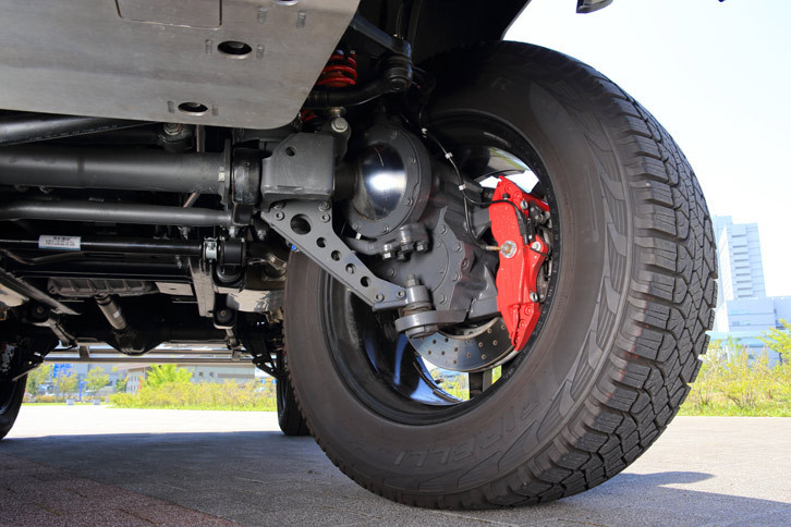 前輪のポータルアクスル機構の様子。ハブの内側にギアボックスが設けられている。この機構の採用により、最低地上高はベースとなった「Gクラス」の2倍に拡大した。