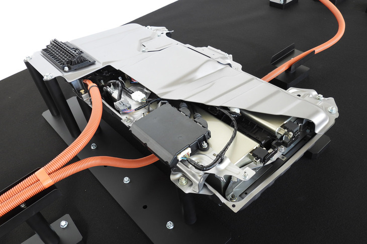 バッテリーについても小型車用／中型車用のハイブリッドシステムで共用化が図られる。