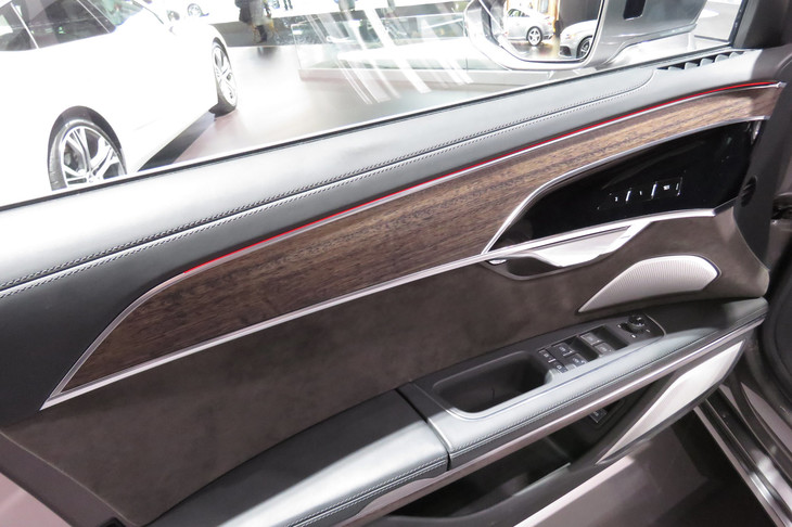 アウディA8 L（ドアパネル）