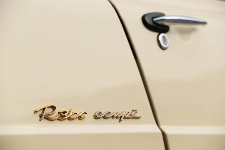 マツダR360クーペ（ボディーサイドのエンブレム）