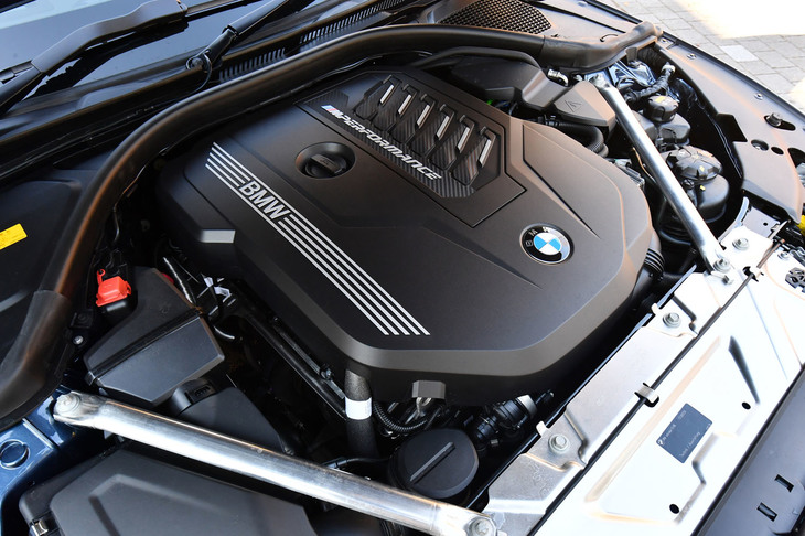 エンジンは3リッター直6ガソリンターボの「B58B30B」。387PS/5800rpmの最高出力と500N・m/1800-5000rpmの最大トルクを発生する。