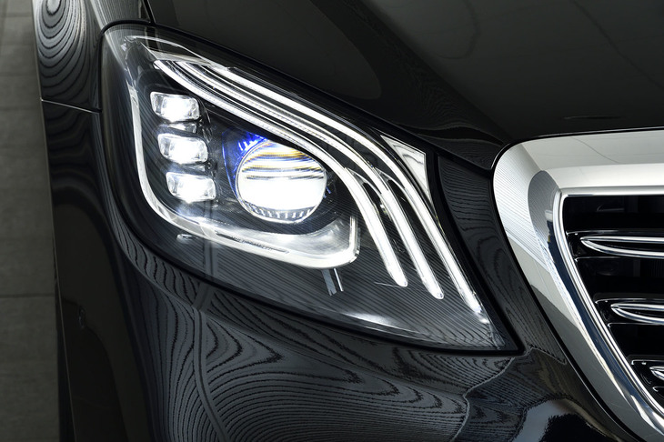 マルチビームLED（ウルトラハイビーム付き）ヘッドランプを標準搭載。ステレオカメラで前方の交通を検知し、片側84個のLEDを正確に配光する。