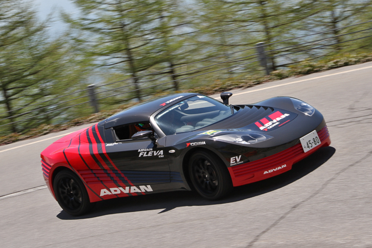 アドバンカラーに塗られた、横浜ゴムのコンセプトEVである「AERO-Y」。