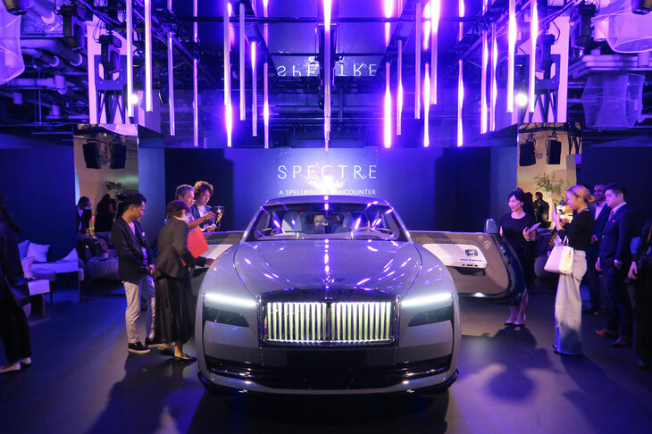 「ロールス・ロイス・スペクター」の価格は4800万円から。2023年の第4四半期にはデリバリーが始まる予定だ。