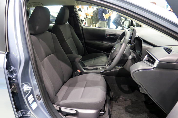 トヨタ・カローラ ツーリング ハイブリッドG-X（フロントシート）