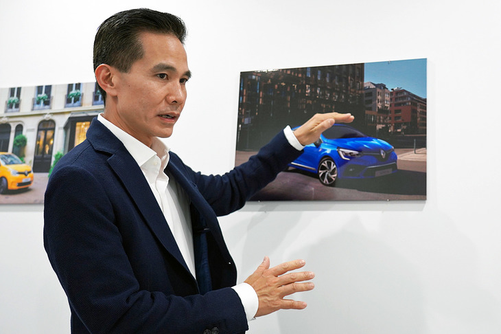 新型「ルーテシア」のエクステリアデザインについて説明するロー氏。