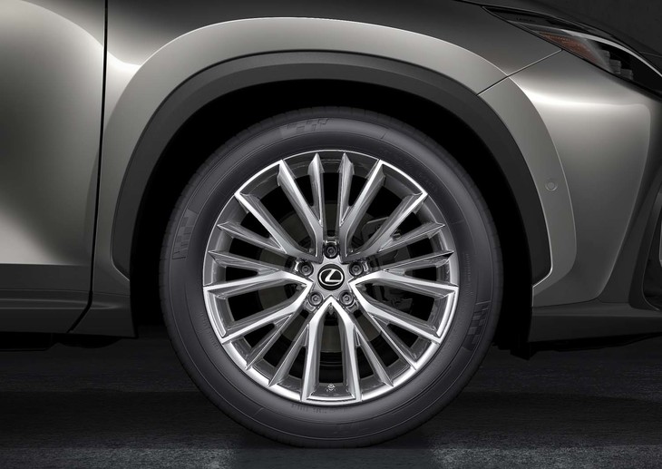 レクサスNX（20インチアルミホイール）
