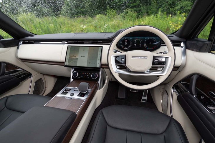 ホワイトレザーとウッドが惜しみなく使われたインテリア。ボンネットの先まで見通せるコマンドポジションも健在。