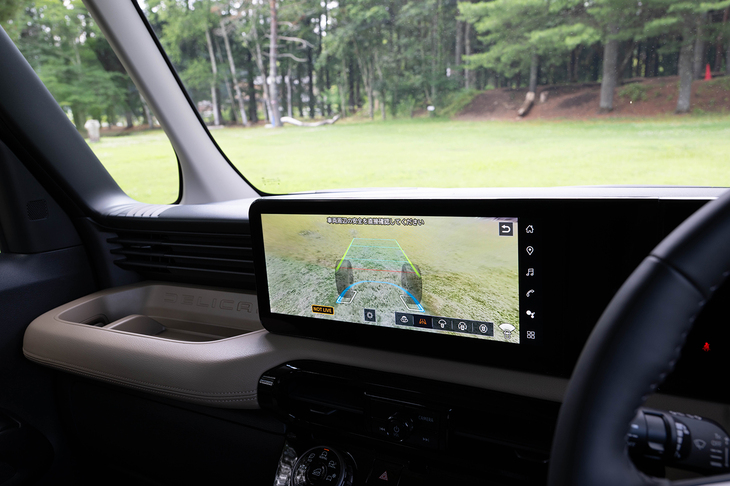 これは合成によって車両の下が透けているかのように見えるフロントアンダーフロアビュー。機械式洗車機の利用時などにありがたい。