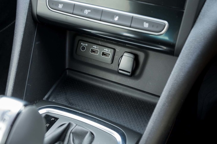 シフトセレクターの前方には前席用のUSBタイプA（2基）と12V電源、AUXポートが備わっている。