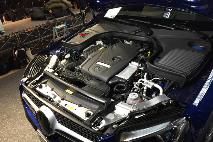 プラグインハイブリッドシステムを搭載した「GLC350e 4MATICクーペ スポーツ」のエンジンルーム。エンジンとモーターを組み合わせたシステム出力は最高出力320ps／最大トルク57.1kgm。