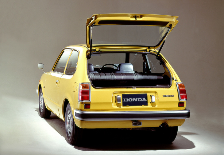 1972年に登場した「ホンダ・シビック」。当初はテールゲートのない2ドアが主体で、3ドアはグレードが限られていた。写真は1975年にマイナーチェンジを受けて、「51年排ガス規制」をクリアしたCVCCエンジンを積んだ3ドア。