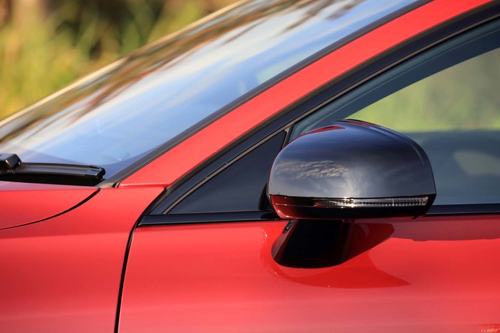 ドアミラーカバーとウィンドウモールにもグロッシーブラックを採用。鮮やかな「フュージョンレッドメタリック」のボディーによく映える。