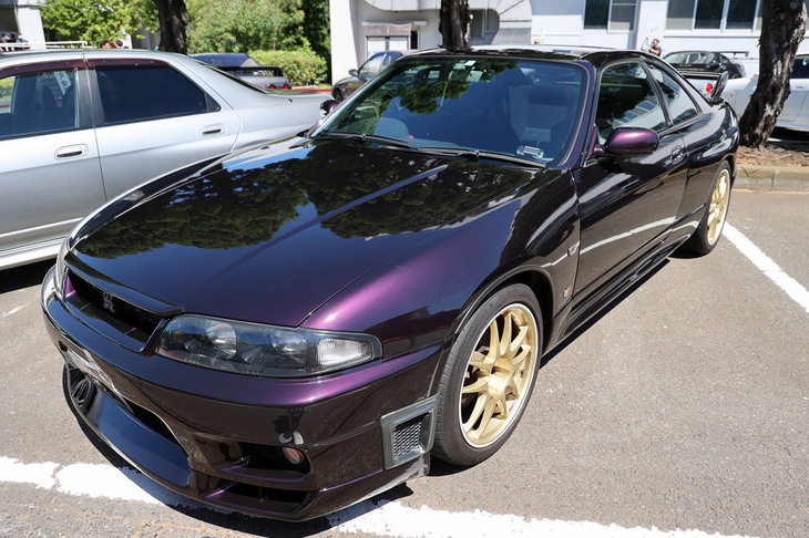 純正色として設定されていた「ミッドナイトパープル」をまとった「スカイラインGT-R」（R33）。