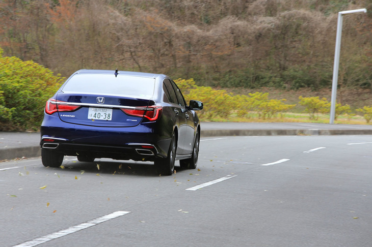 今回のマイナーチェンジでは「SPORT HYBRID SH-AWD」の制御も変更された。これまでコーナリング時に制動していた内側の後輪にも駆動力を与え、コーナー脱出後の加速力をアップ。コーナリング特性も、より自然なものへと改めた。