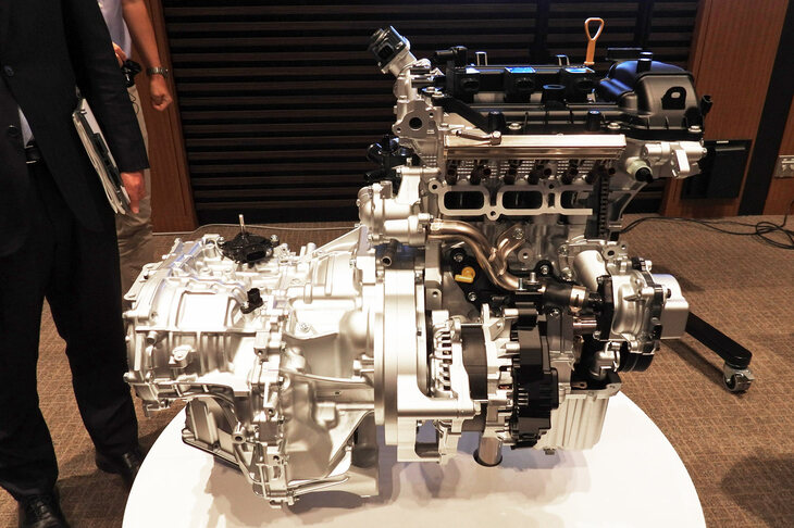 48Vハイブリッドシステム「スーパーエネチャージ」が組み合わされた、1.2リッターガソリンエンジン。軽量小型のクルマなら、シンプルな48Vシステムでも十分な効果が得られるという。どんなクルマにも積めるコンパクトな設計も魅力だ。