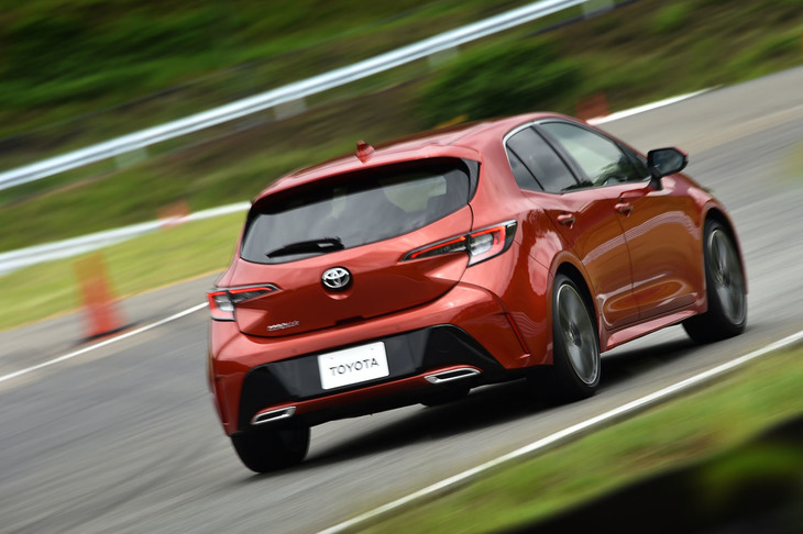 富士のショートサーキットを駆け抜ける「カローラハッチバック」のプロトタイプ。ターボエンジン搭載車の足まわりには、AVS付きのサスペンションが装着されている。