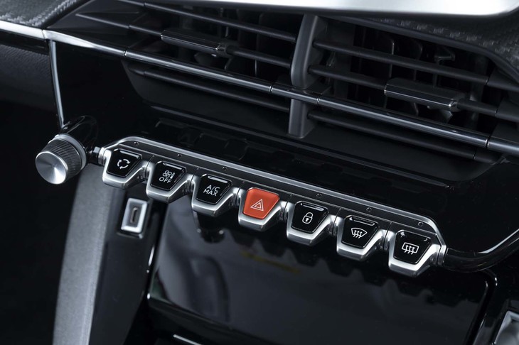 ダッシュボードの中央には鍵盤上のスイッチが並ぶ。