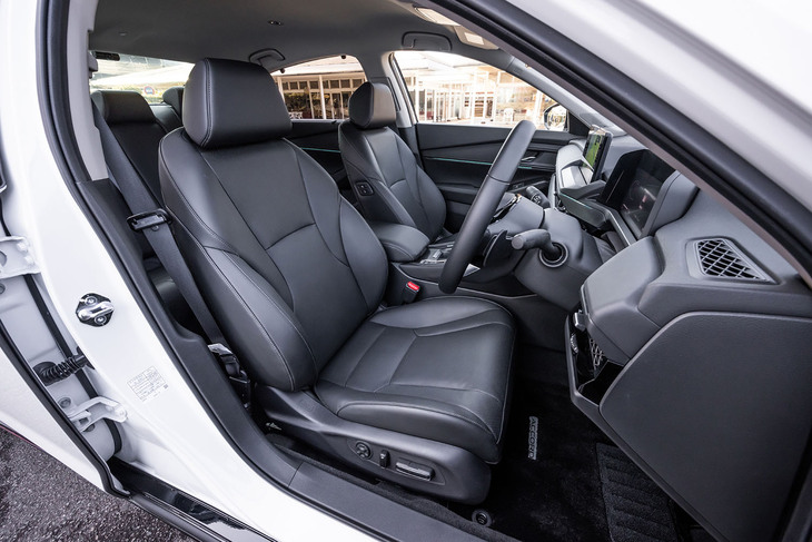 先代「アコード」よりも厚いクッションパッドを採用するとともに、硬度を下げることでよりソフトな着座感を実現したという前席。表皮はブラックの本革のみの設定となる。