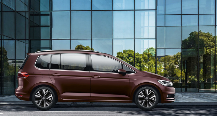 「ゴルフトゥーラン」に初採用されたクリムゾンレッドメタリックの外装色車は限定100台の販売。