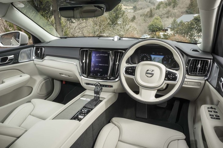 インテリアカラーはボディーカラーに合わせて3種類がラインナップされる。テスト車のものは「チャコール／ブロンド」と名付けられた白内装。