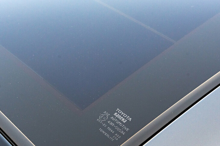 オプションのソーラー発電システムは、BEV走行距離にして年間でおよそ1200km分に相当する電力を生成できる。ただし、装備すると車重は20kg重くなる。