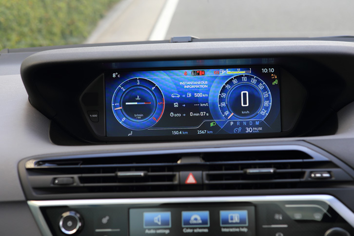 メーターパネルは、ダッシュボード中央にレイアウトされる。12インチの液晶タイプで、速度計やエンジン回転計のほか、トリップコンピューターの情報や車載カメラの映像が表示できる。