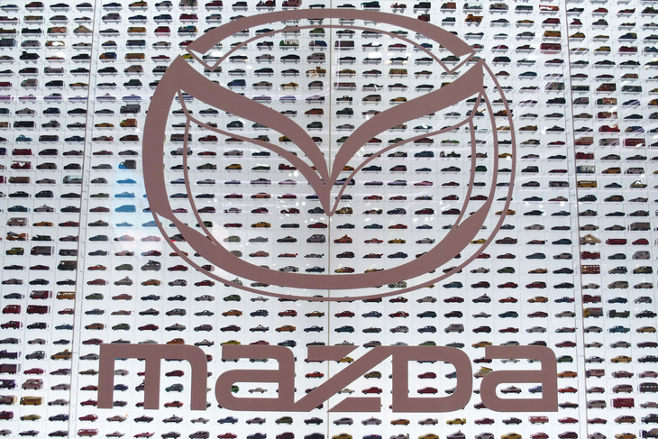 「MINIATURE CAR WALL」に近づいてみる。