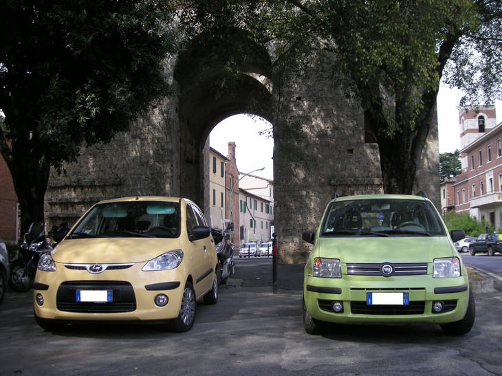 「アトス」の後継車として登場した「i10」（写真左）。2代目「フィアット・パンダ」（同右）と。2009年撮影。