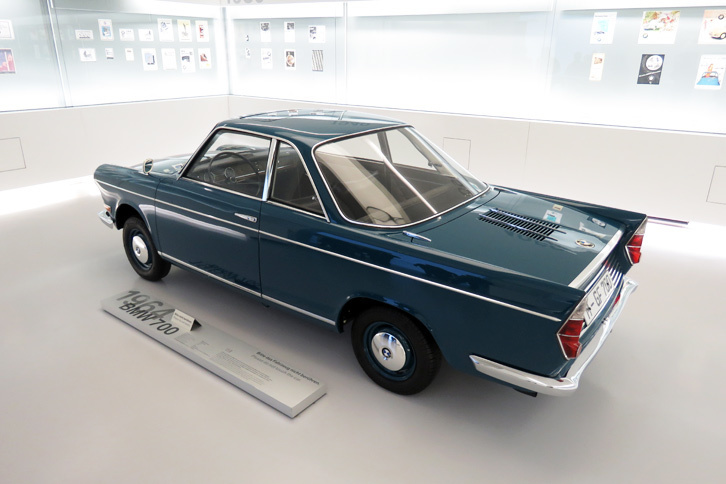 1964年製「BMW 700」。BMWを経営不振から救ったコンパクトセダンである。このクルマがもっともっと大成功していたら、BMWは今日のようなプレミアムメーカーではなく、大衆車メーカーの道を進んでいたかも？