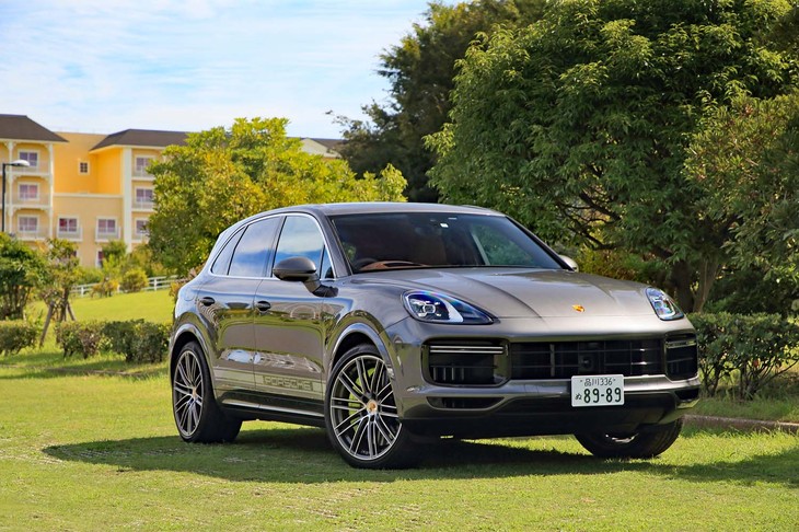 「ポルシェ・カイエン」のトップパフォーマンスモデルである「ターボS Eハイブリッド」。「カイエン クーペ」版もラインナップされている。