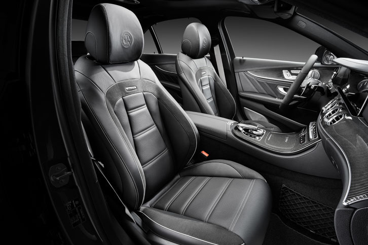 フロントのスポーツシート。ヘッドレストにはAMGのエンブレムが型押しされる。