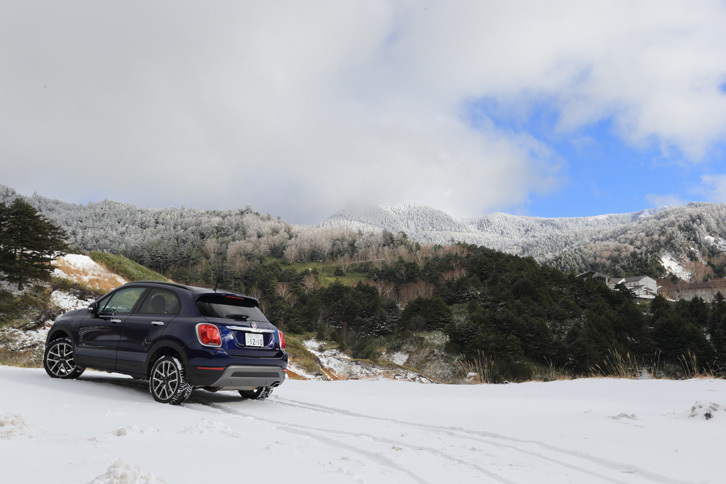 万座温泉周辺の山並みと「フィアット500Xクロスプラス」。