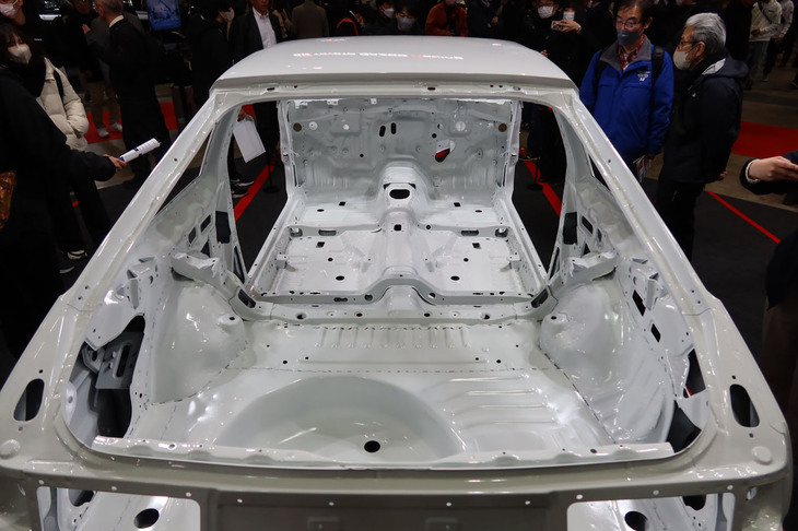 AE86のホワイトボディー（レストアサービス「TOM'Sクラシック」の展示）