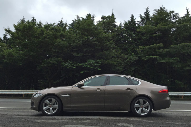 スポーティーさとラグジュアリーさがトレードオフになっていないのが「XF」の素晴らしいところ。ハンドリングと乗り心地、室内の高い居住性と流麗なスタイリングが絶妙なバランスを保っている。